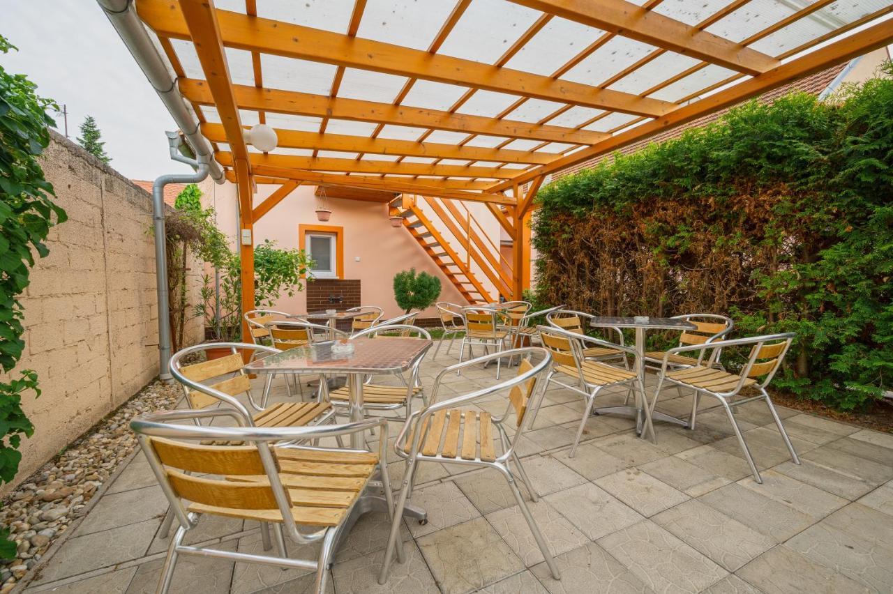 Penzion U Kostela Mikulčice Exterior foto